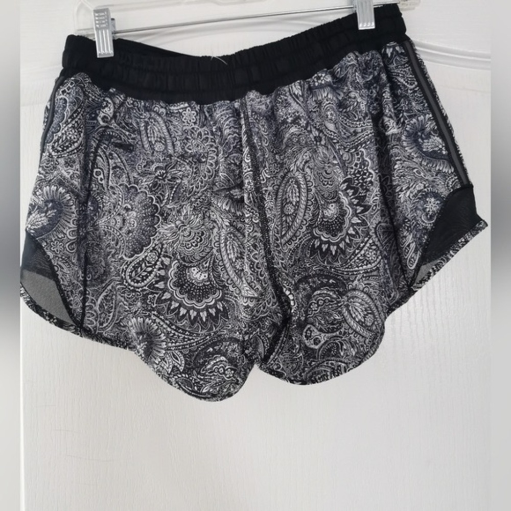 Lululemon Hotty Hot Short (Long)Mini Antique Paisley White Black / Black size 8 - Picture 7 of 10